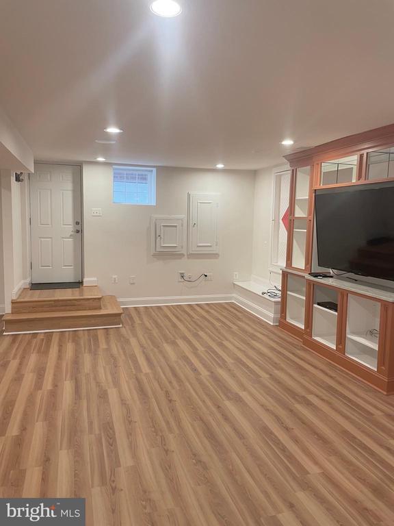 Building Photo - 9309 Main St