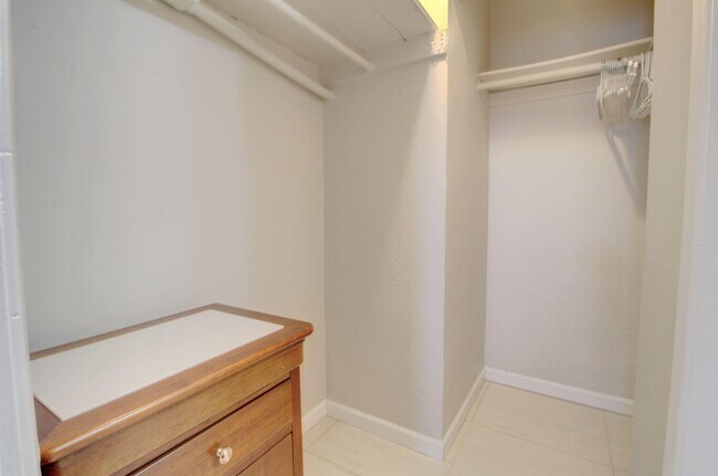 Building Photo - 381 SE 20th Ave