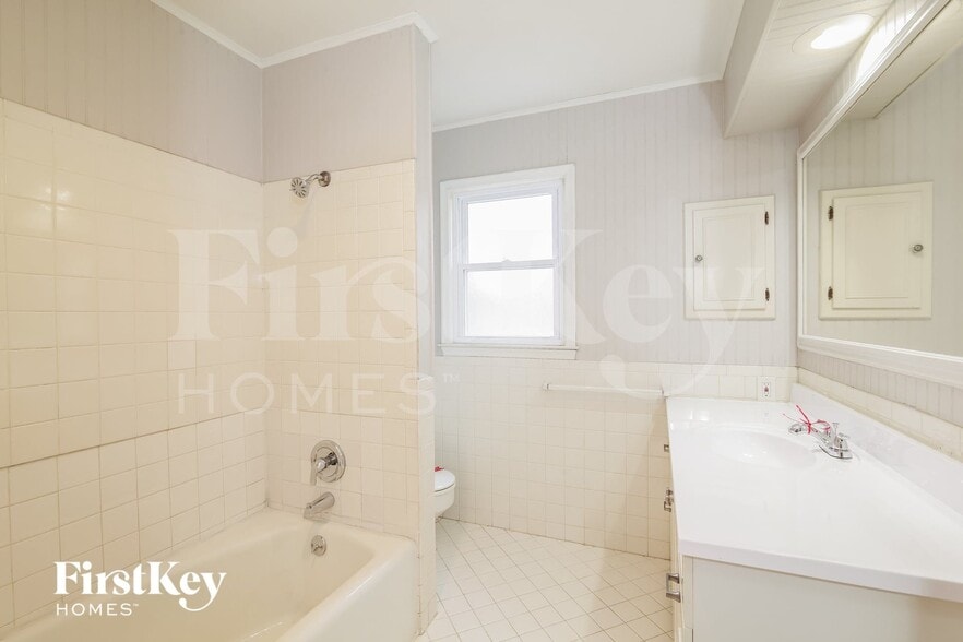 Building Photo - 9613 Beverly Dr