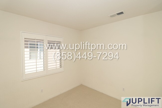 Building Photo - 4 bedroom 2.5 bathroom home in Chula Vista...