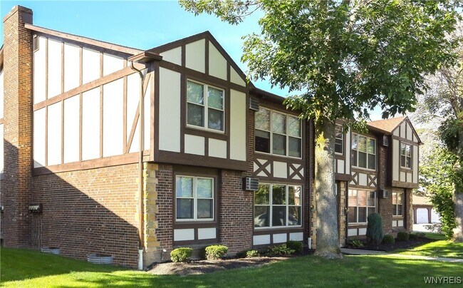 Primary Photo - 8 Chestnut Ridge Ln