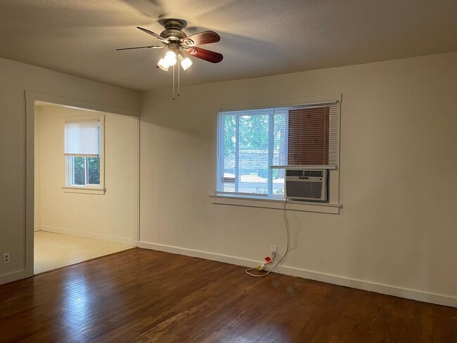 Building Photo - Cute Duplex Close to Shopping