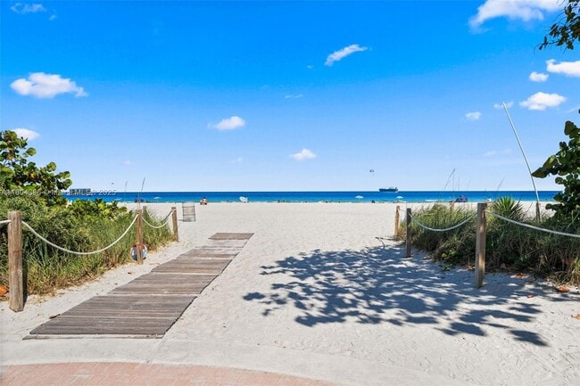 Building Photo - 2655 Collins Ave