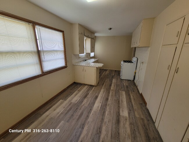 Building Photo - 244 N Fern St