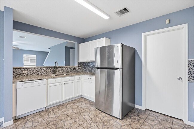 Building Photo - 8143 Sanders Forest Ct