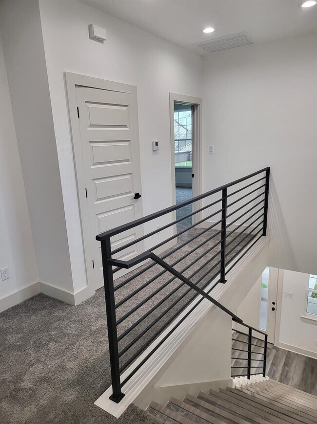 Building Photo - 4618 Davenport St