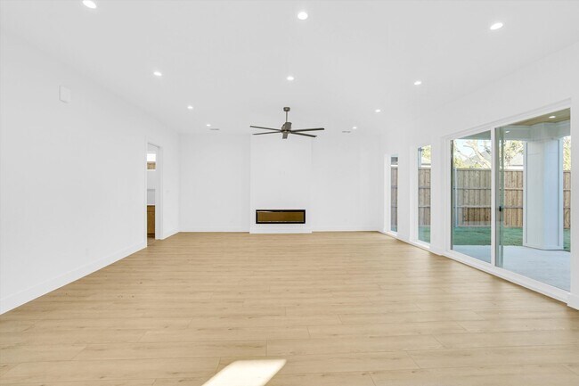 Building Photo - 1703 Nomas St