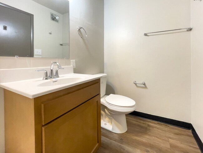 Building Photo - Ample Closet Space