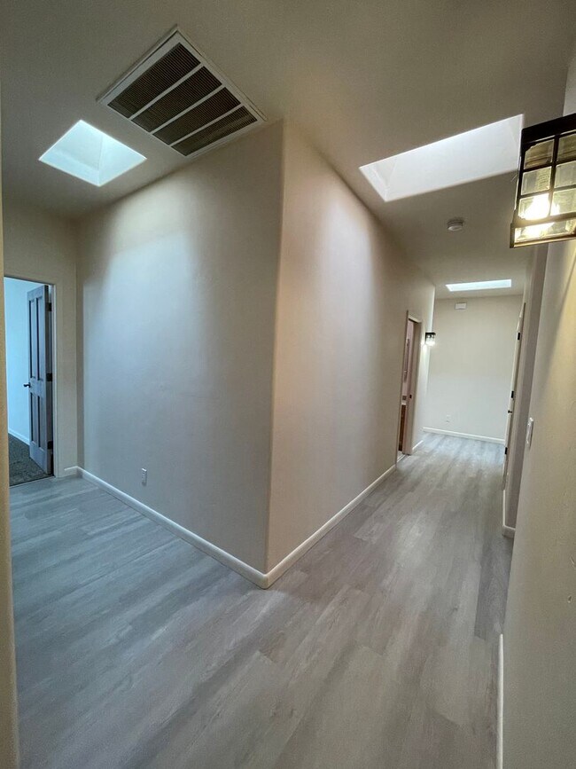 Building Photo - Beautiful 3 Bedroom/2.5 Bath w/ Office off...