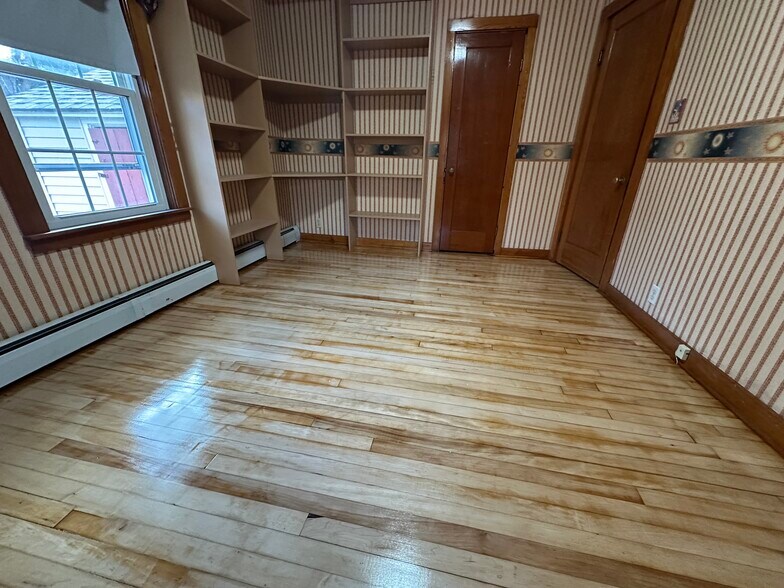 Building Photo - 4 Maple Ave