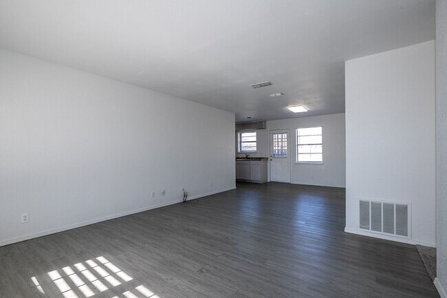 Building Photo - 1341 E 142nd St