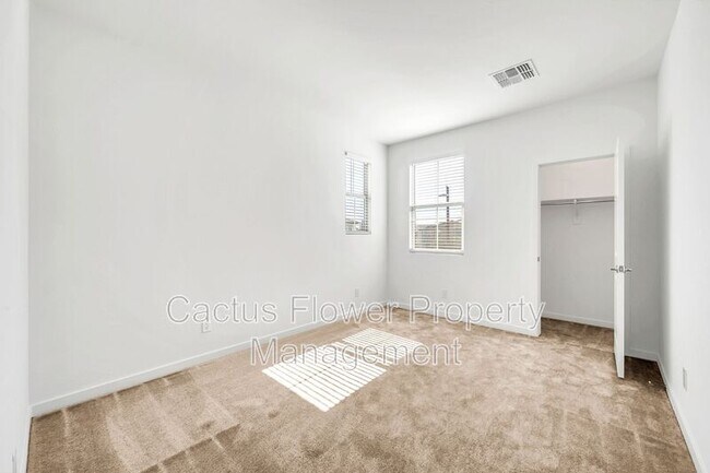 Building Photo - 9850 E Tamery Ave