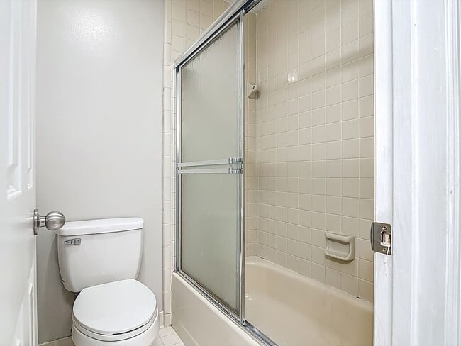 Building Photo - UPDATED 2 Bed, 2 Bath Home with Screened Lanai & Garage!