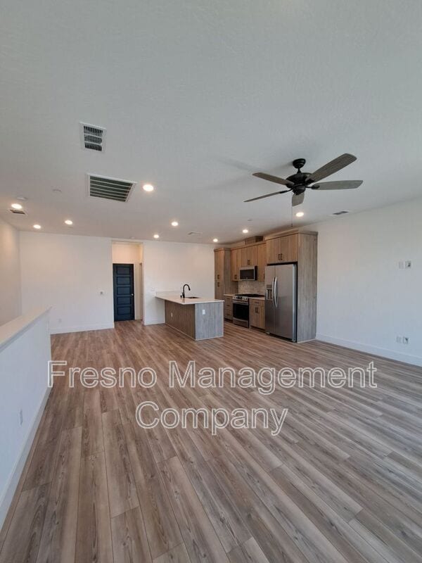 Building Photo - 524 W Balsam Ln
