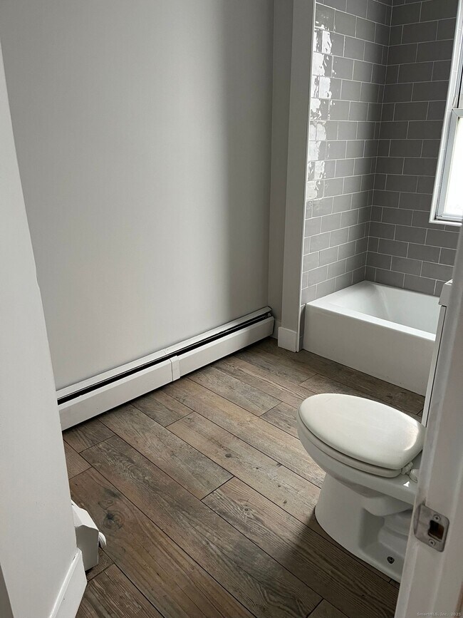 Building Photo - 930 William St