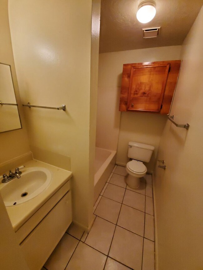 Building Photo - 2 bedroom /1 bath Fourplex in North Bryan! Available Now!