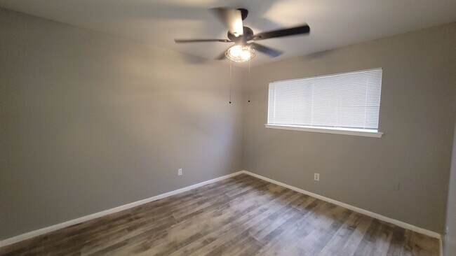 Building Photo - MOVE IN SPECIAL $500 OF THE FIRST MONTH RENT-Spacious 2 bedroom in Balcones Heights
