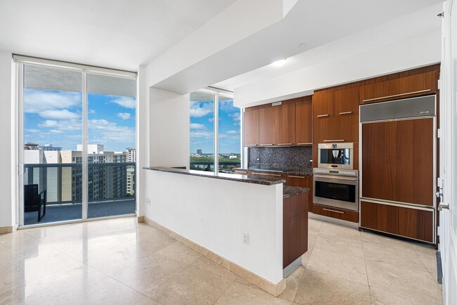 Building Photo - 16001 Collins Ave