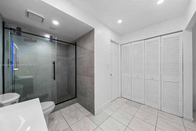 Building Photo - 401 Golden Isles Dr
