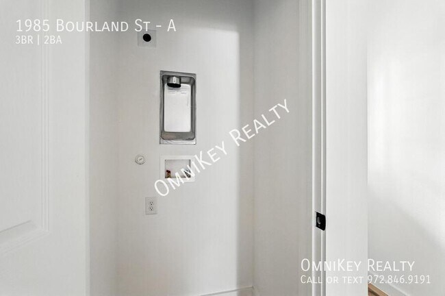 Building Photo - 1985 Bourland St