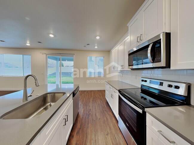 Building Photo - 749 S Rocker Ave