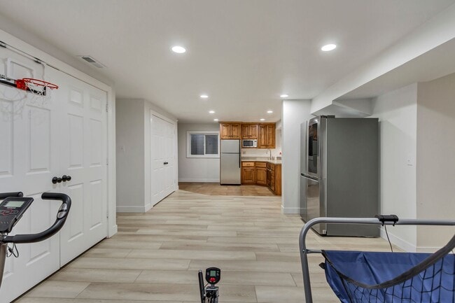 Building Photo - Beautiful 5-Bedroom Home in Sandy!