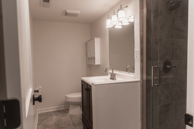 Building Photo - 1613 Valencia Way