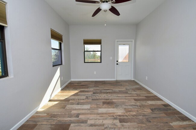 Building Photo - Modern 3 Bed 3 Bath - Less than 1 Mile to University of Arizona