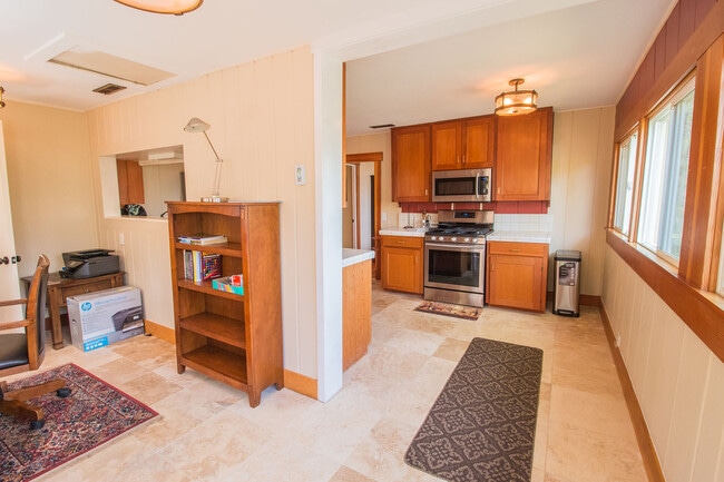 Building Photo - Zara's Cottage: Fully Furnished,  blocks t...