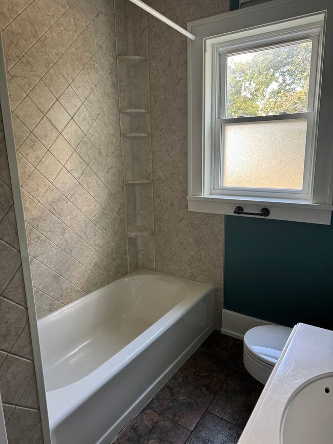 Building Photo - Beautiful, Meticulously Maintained Home in Perrysburg