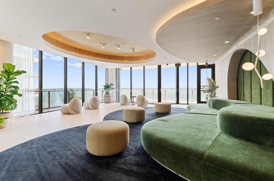 Building Photo - 700 NE 24th St