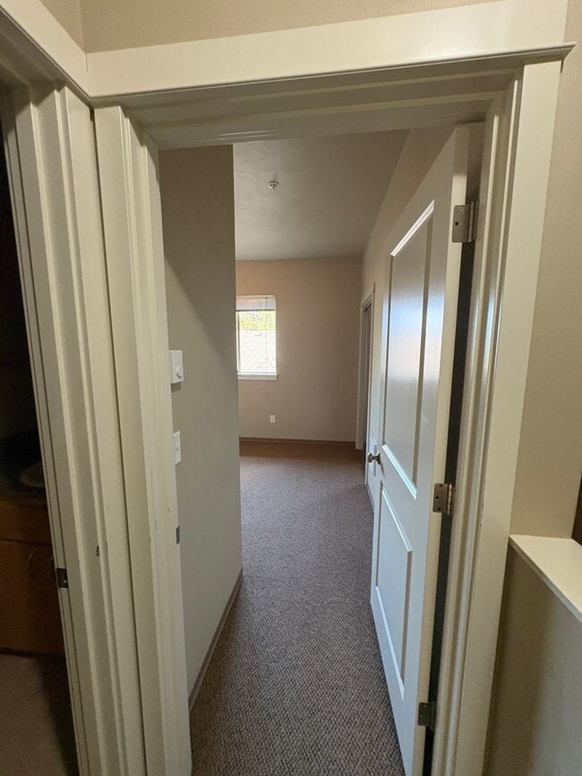 Building Photo - 2 Bedroom 1 1/2 Bath Close to campus on 14th & Patterson