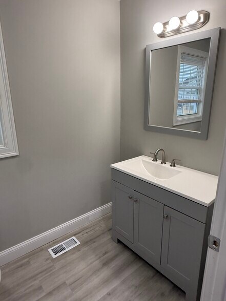 Building Photo - 25 Denison St