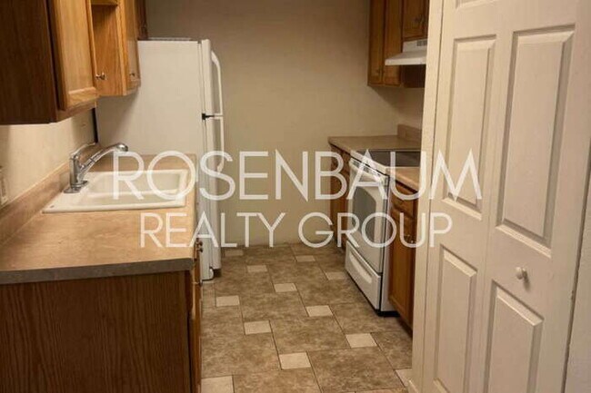 Building Photo - Gorgeous 1-bed, 1-bath apartment nestled w...