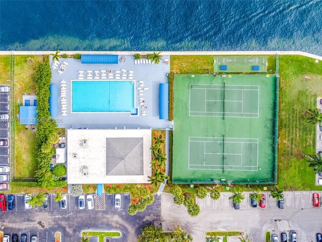 Building Photo - 600 Parkview Dr