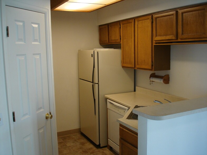 Kitchen - 4862 E Kentucky Ave
