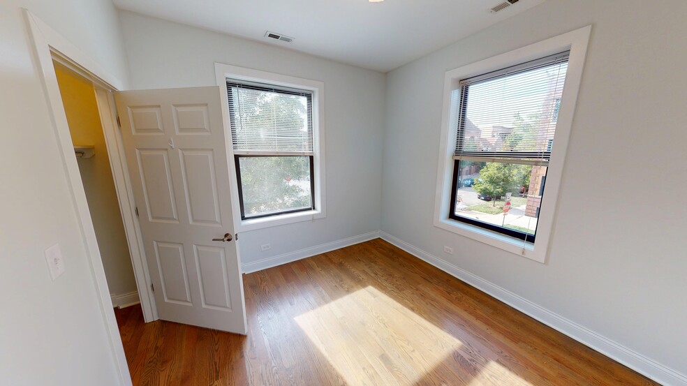 Building Photo - 1355 W Bryn Mawr Ave