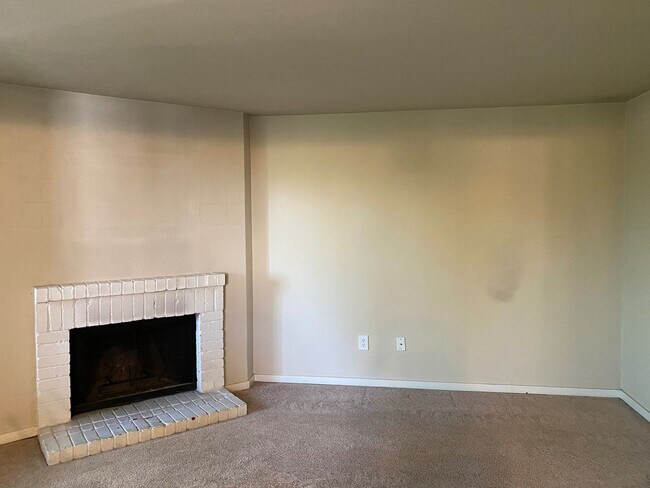 Building Photo - $2500-3Beds 2BA W/D 2 reserved parking, po...