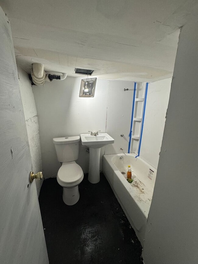 Building Photo - 1001 Hoch