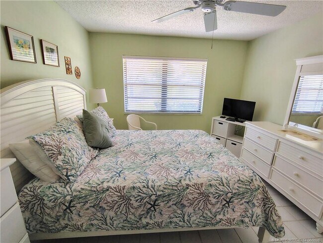 Building Photo - 5211 SE Sea Island Way