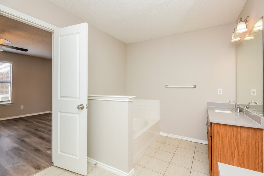 Building Photo - 8101 Gardengate Ct