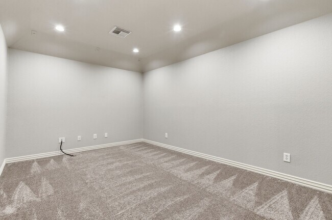 Building Photo - 414 Woodpecker Forest Ln