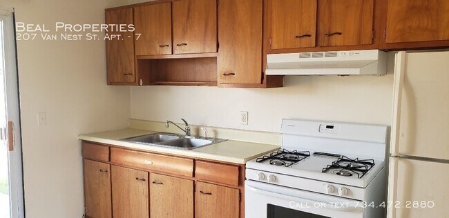 Building Photo - 207 Van Nest St