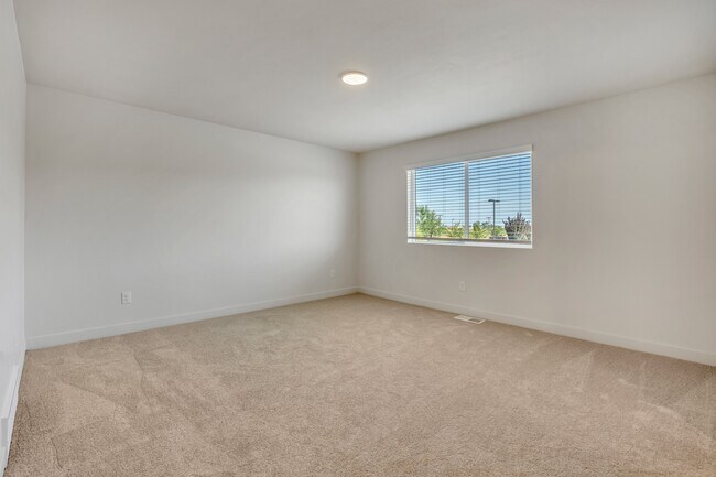 Building Photo - 608 1860 N