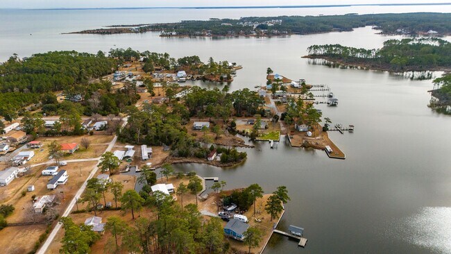 Building Photo - Quiet Getaway