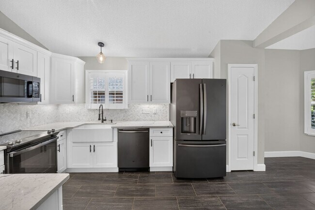 Building Photo - Renovated Brick Home in Gated Community