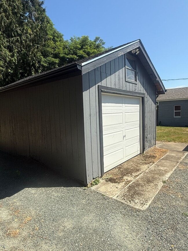 Building Photo - 3 Bed 1 Bath Newly Remodeled Pet Free Home...