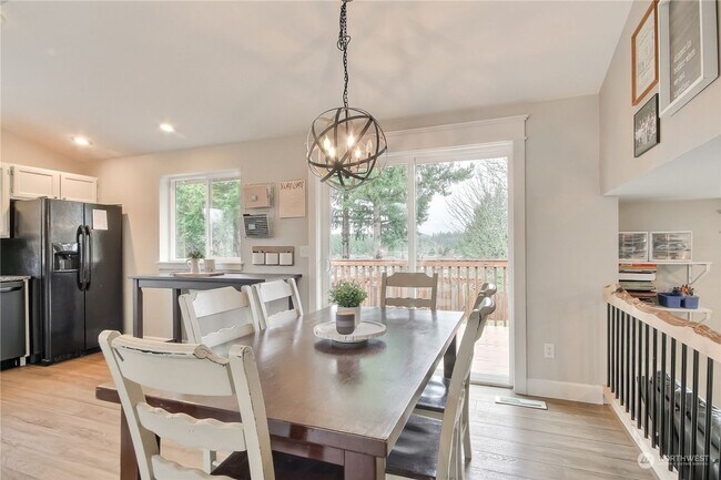 Building Photo - Well Maintained 3 Bed 2.5 Bath for Rent!