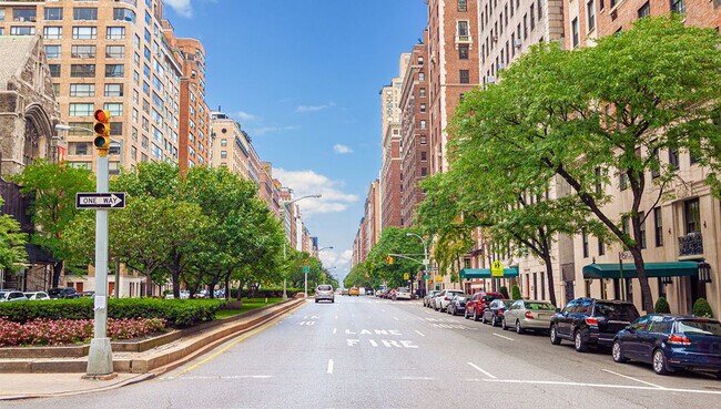 Building Photo - 300 E 74th St