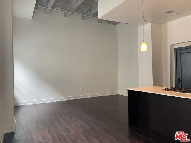 Building Photo - 727 W 7th St